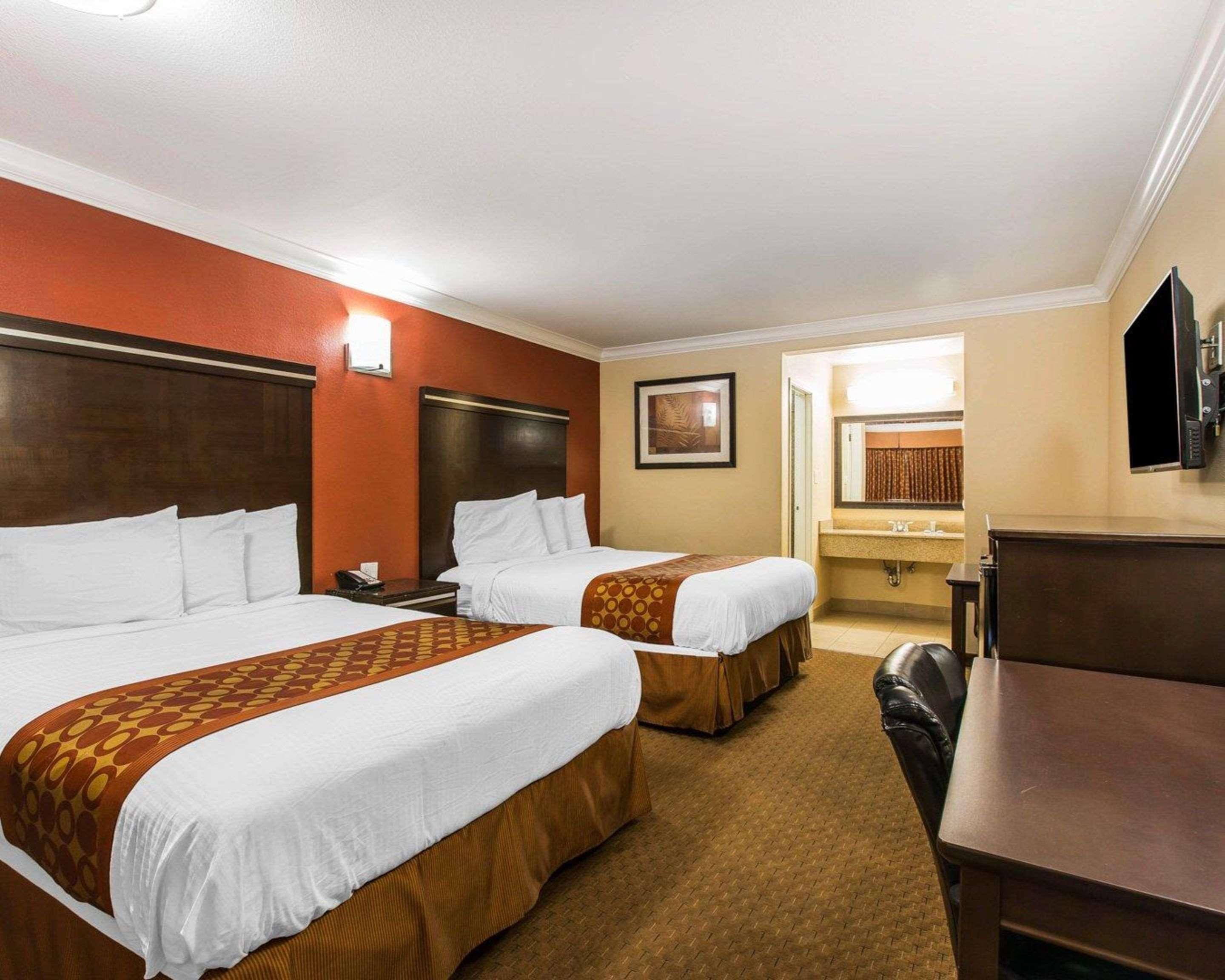 Rodeway Inn & Suites Corona Bagian luar foto