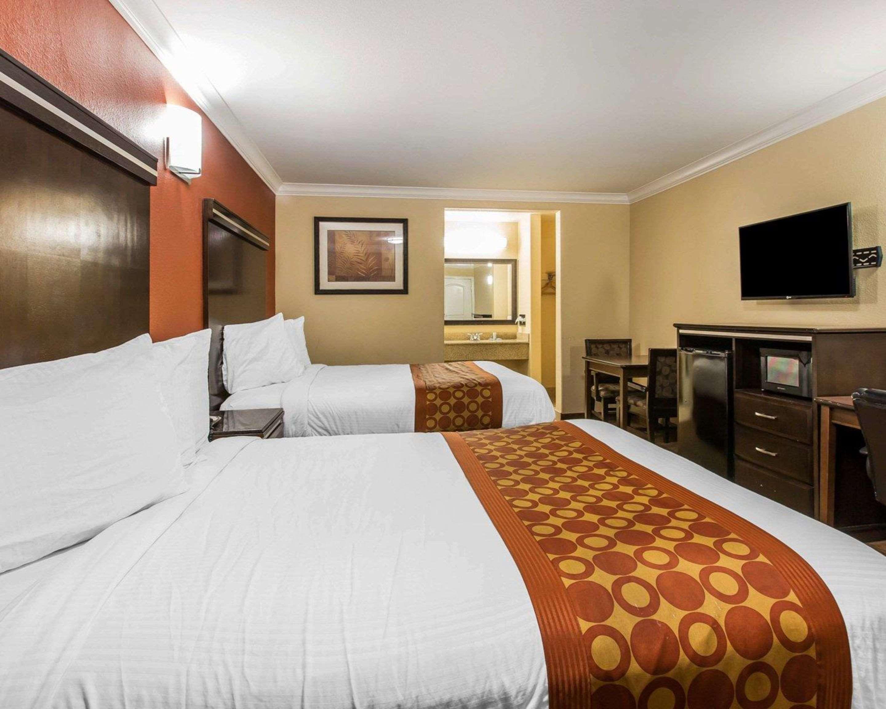 Rodeway Inn & Suites Corona Bagian luar foto
